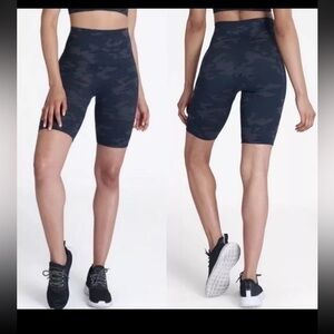 NWT SPANX Look At Me Now Camo Seamless Women’s Bike Shorts Size XS
